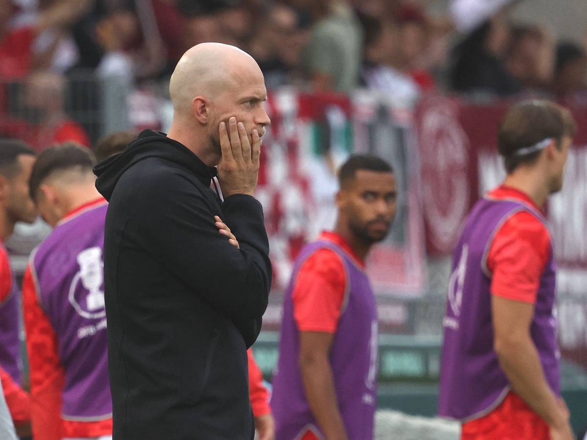 FC-Trainer Wagner steht in Würzburg am Spielfeldrand.