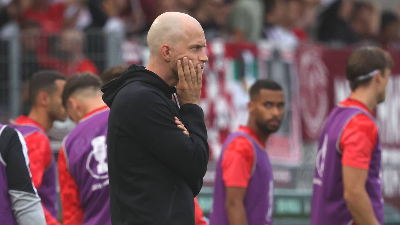 FC-Trainer Wagner steht in Würzburg am Spielfeldrand.
