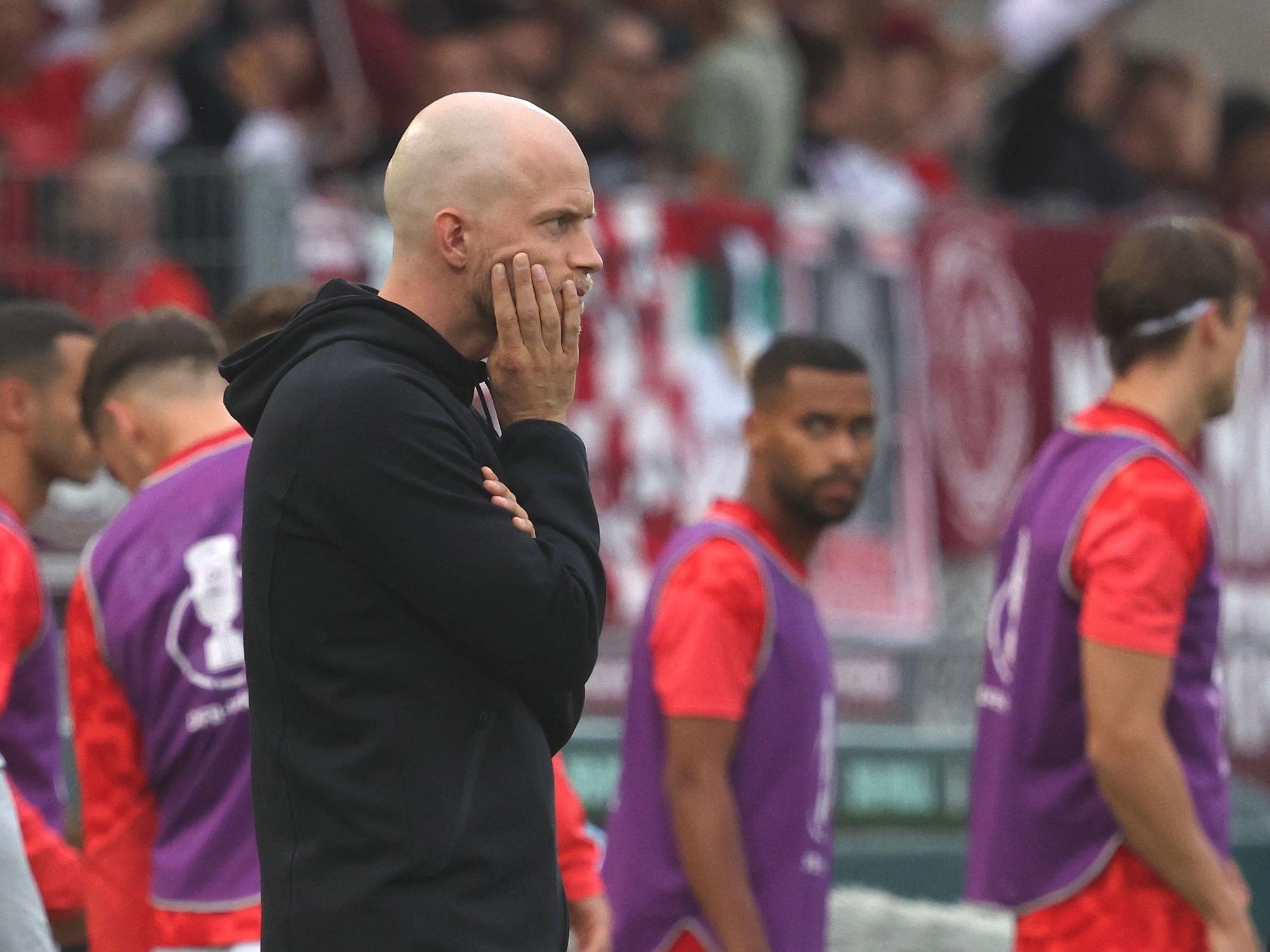 FC-Trainer Wagner steht in Würzburg am Spielfeldrand.
