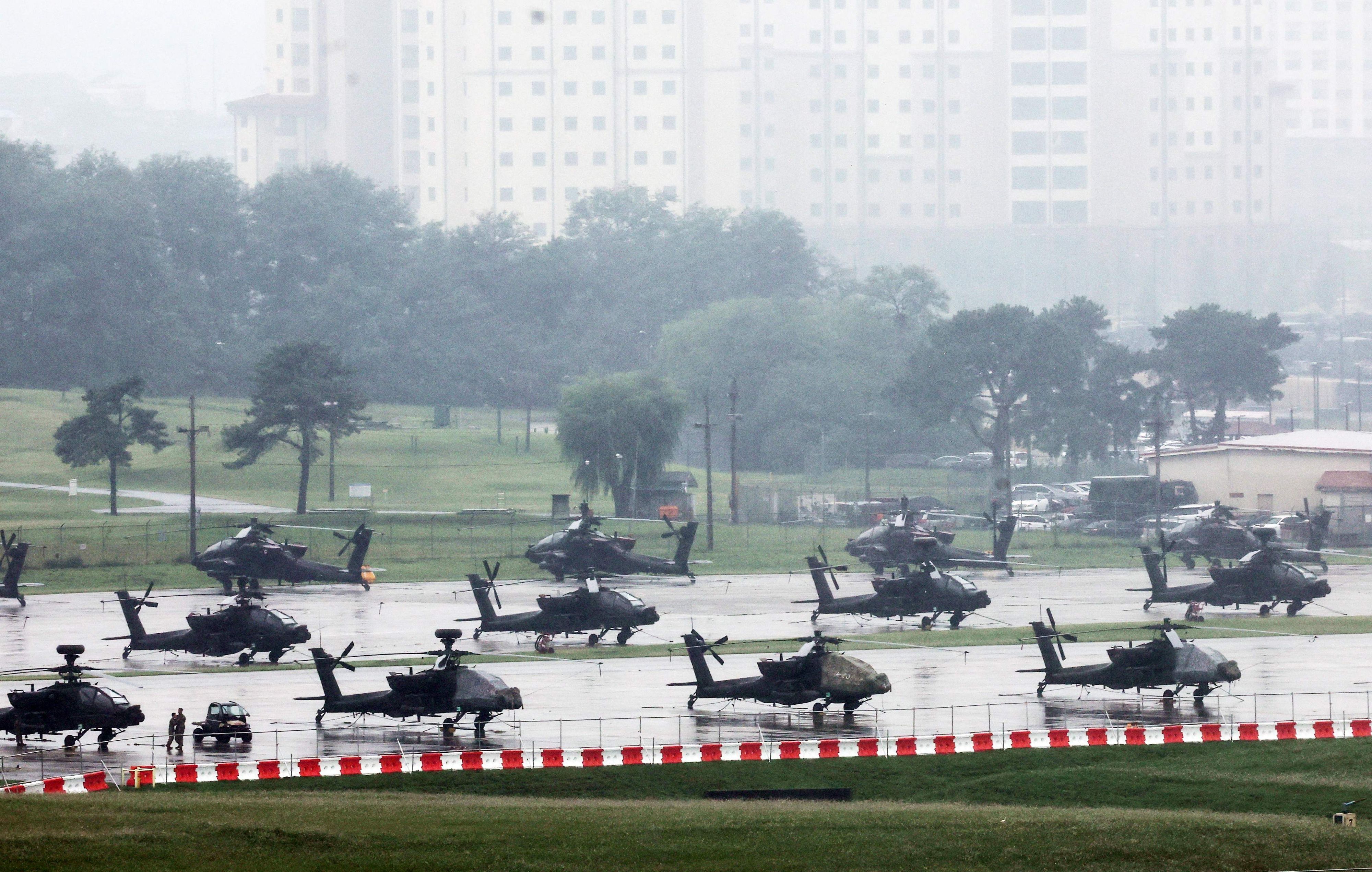 US‑Army-AH‑64-Apache-Hubschrauber stehen in Camp Humphreys in Pyeongtaek.