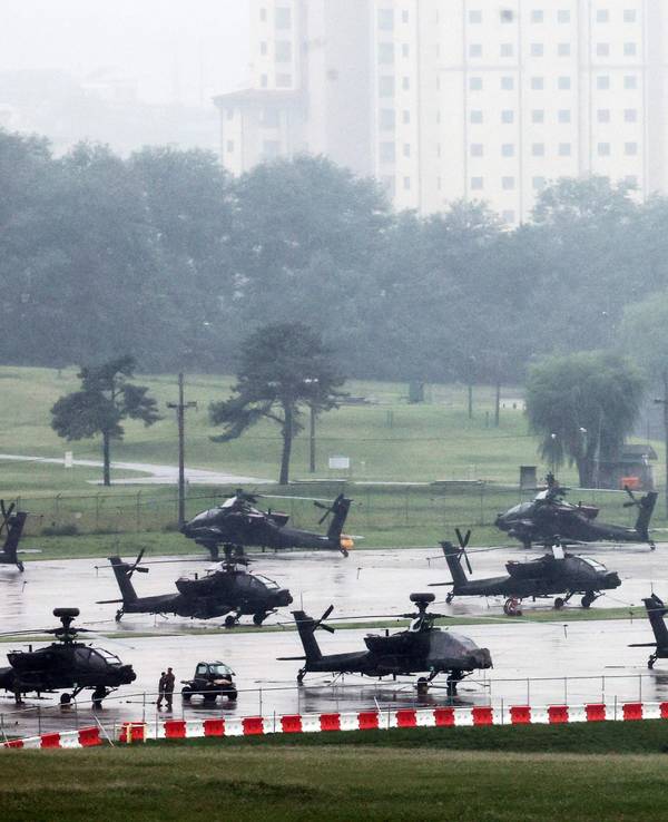 US‑Army-AH‑64-Apache-Hubschrauber stehen in Camp Humphreys in Pyeongtaek.