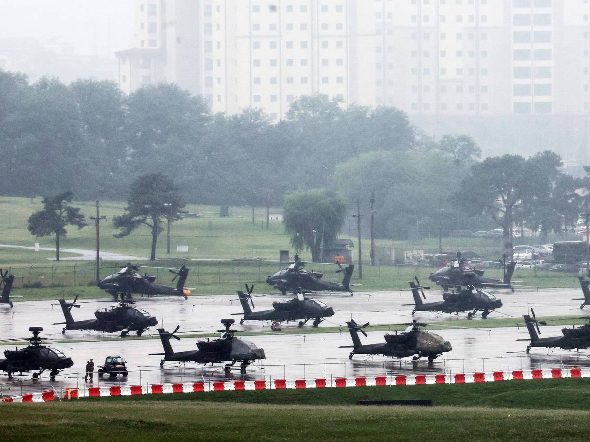 US‑Army-AH‑64-Apache-Hubschrauber stehen in Camp Humphreys in Pyeongtaek.