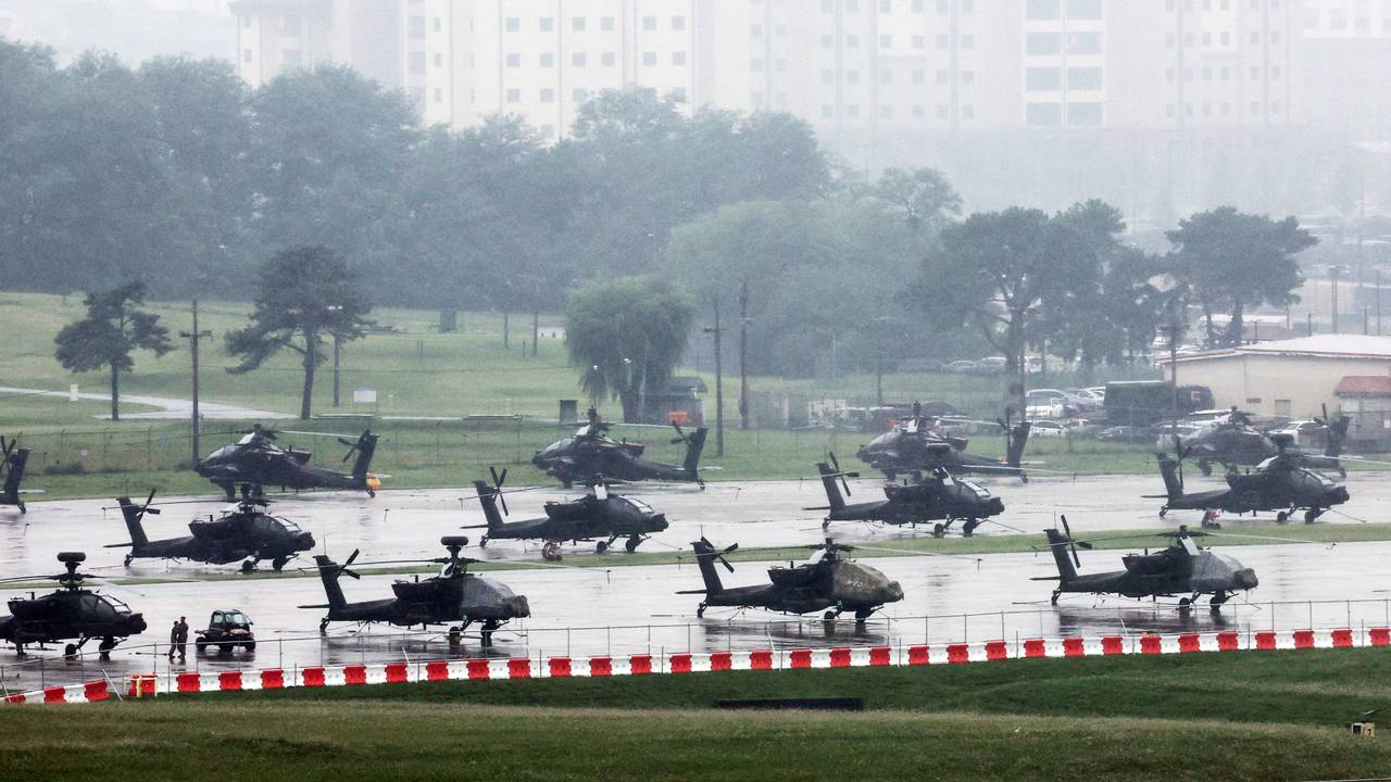 US‑Army-AH‑64-Apache-Hubschrauber stehen in Camp Humphreys in Pyeongtaek.