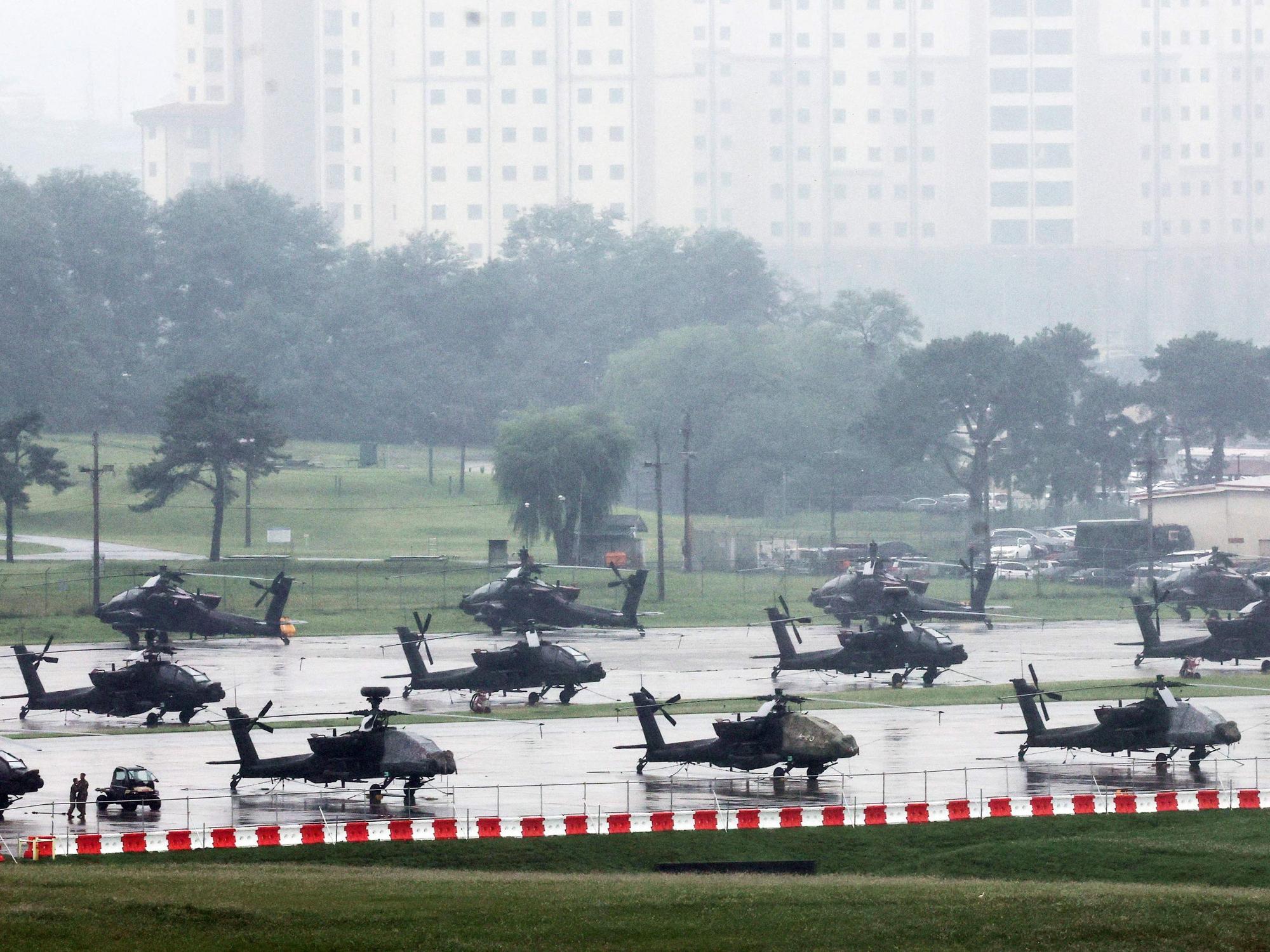 US‑Army-AH‑64-Apache-Hubschrauber stehen in Camp Humphreys in Pyeongtaek.