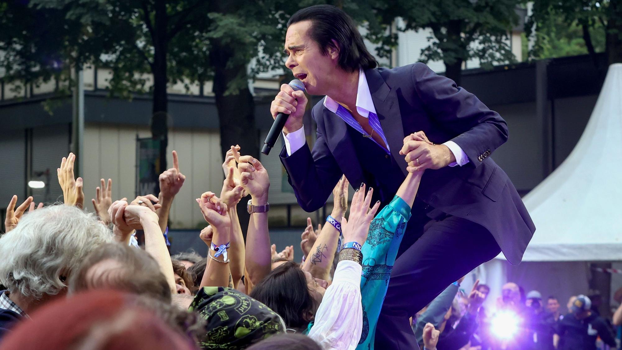 Nick Cave & The Bad Seeds auf dem KunstRasen in Bonn.