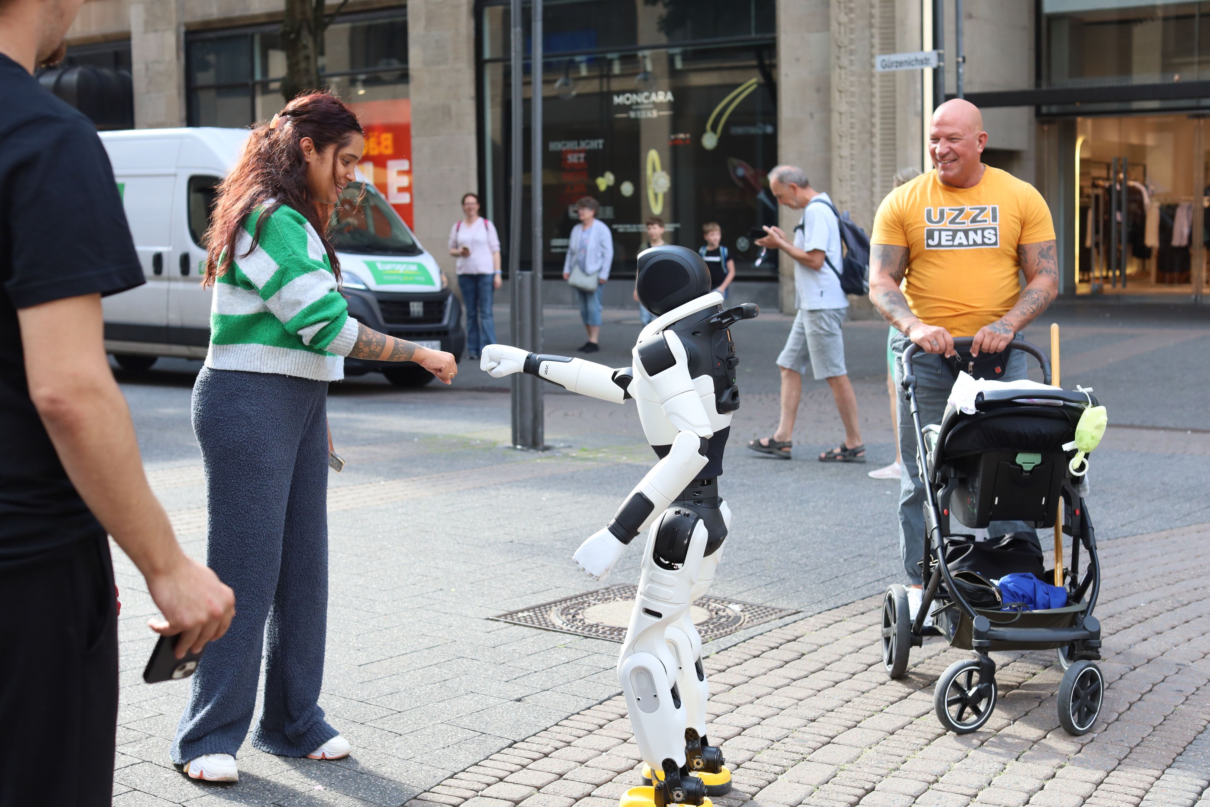 Zu PR-Zwecken begrüßt ein Roboter die Leute auf der Hohe Straße.