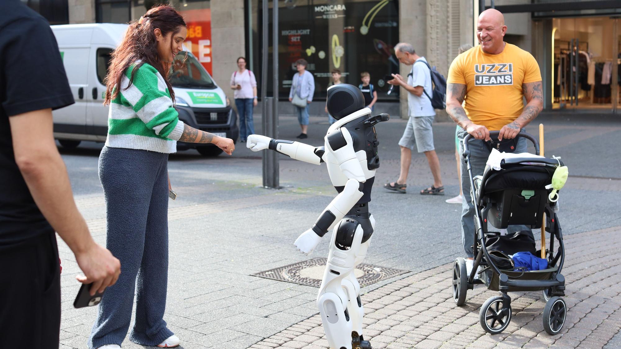 Zu PR-Zwecken begrüßt ein Roboter die Leute auf der Hohe Straße.