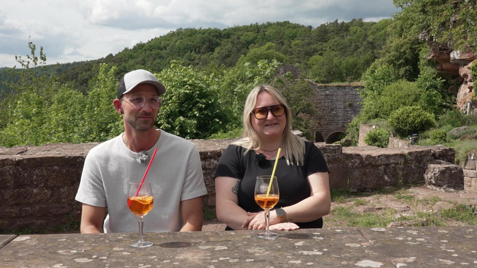 Lorene und Tobias glühen in schöner Landschaft schon mal vor. (Bild: RTL)