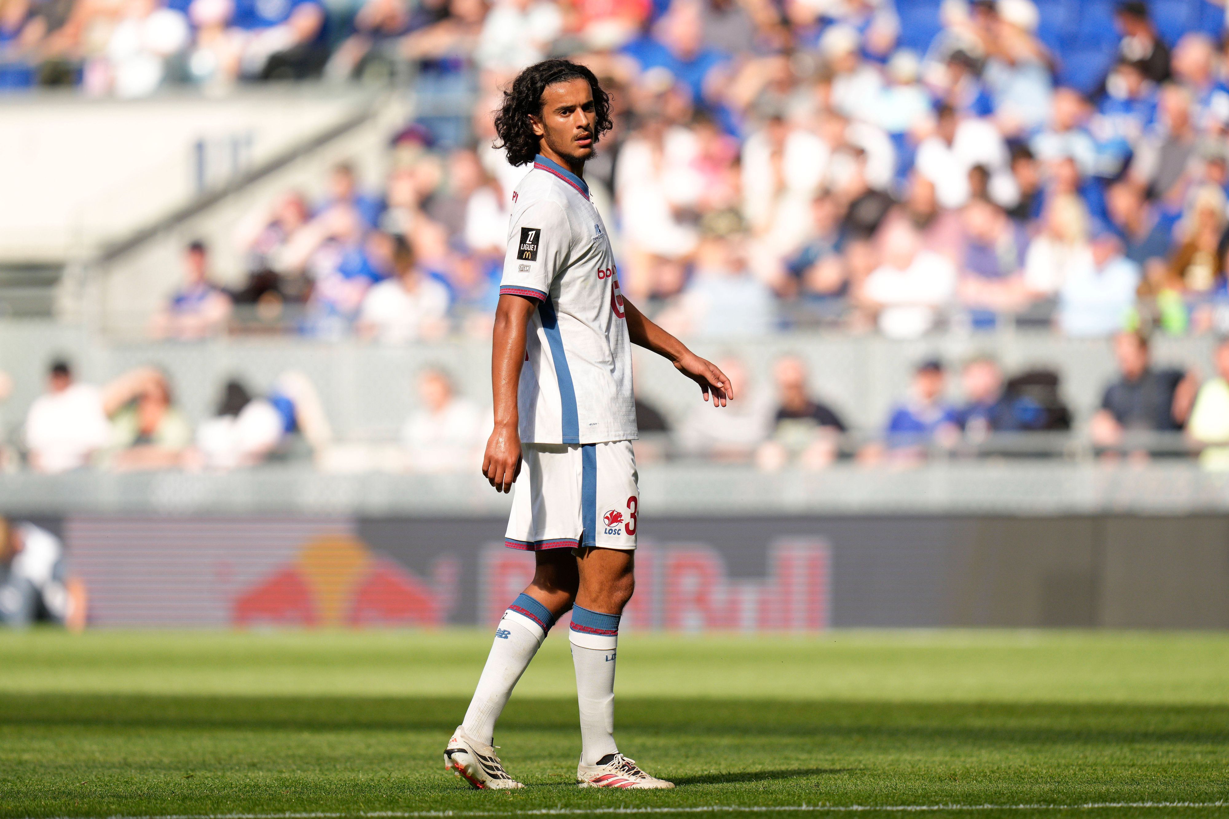Ayyoub Bouaddi mit den Augen aufs Spiel-Geschehen