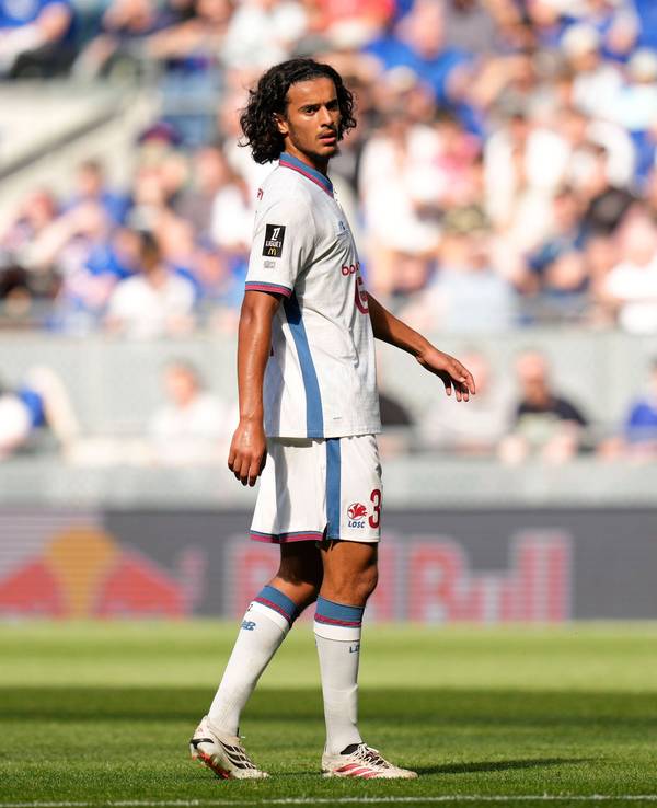 Ayyoub Bouaddi mit den Augen aufs Spiel-Geschehen