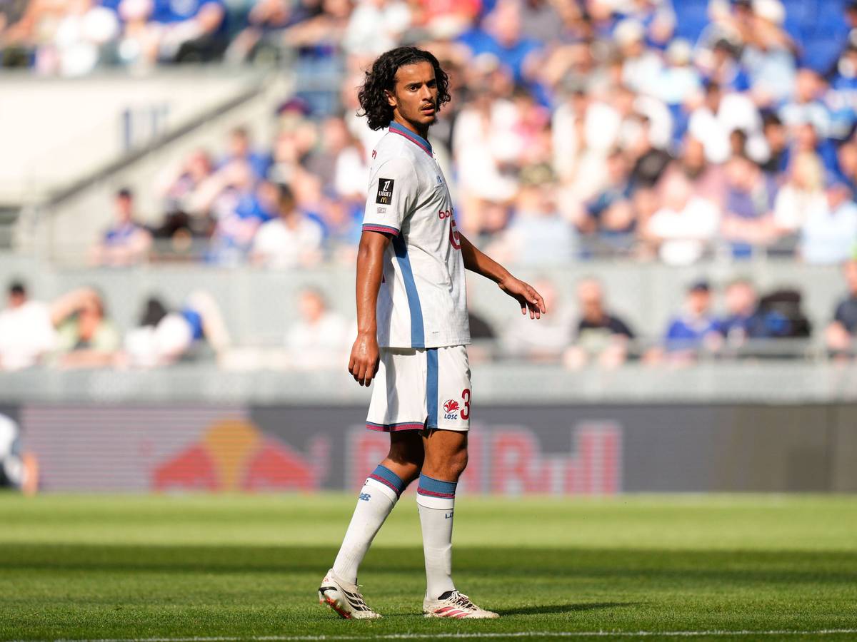 Ayyoub Bouaddi mit den Augen aufs Spiel-Geschehen