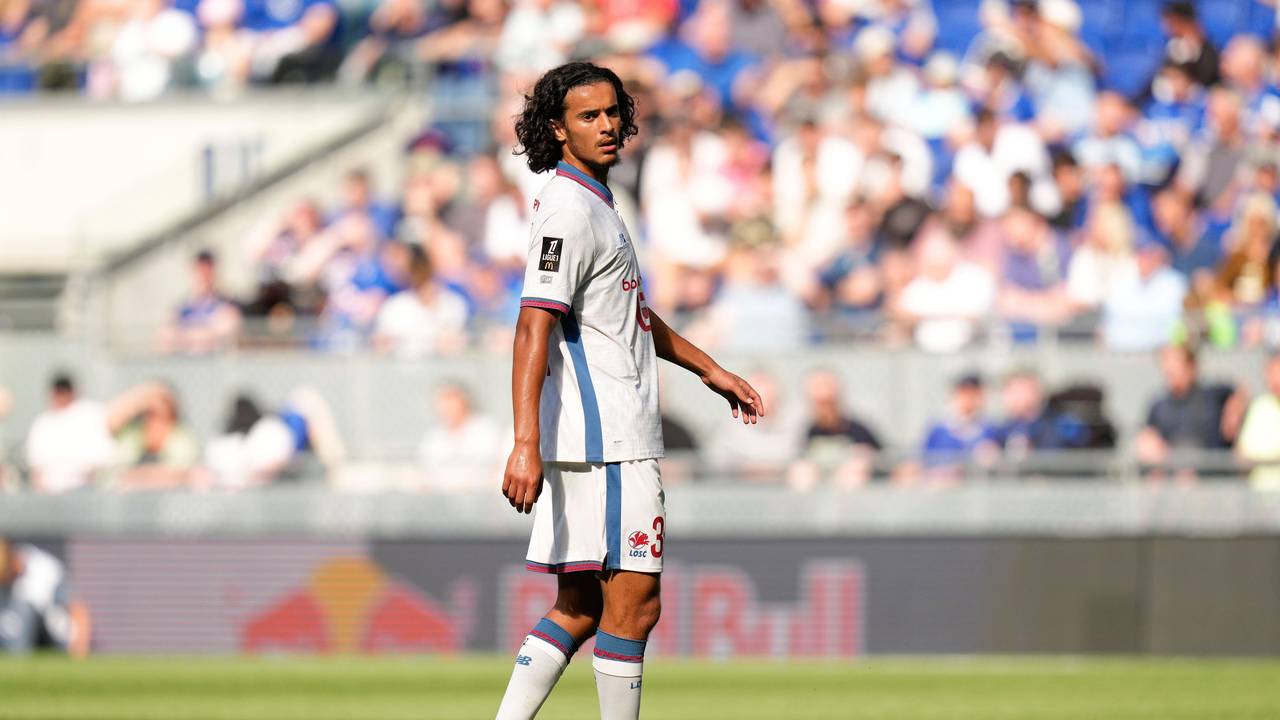 Ayyoub Bouaddi mit den Augen aufs Spiel-Geschehen