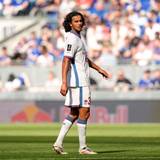 Ayyoub Bouaddi mit den Augen aufs Spiel-Geschehen