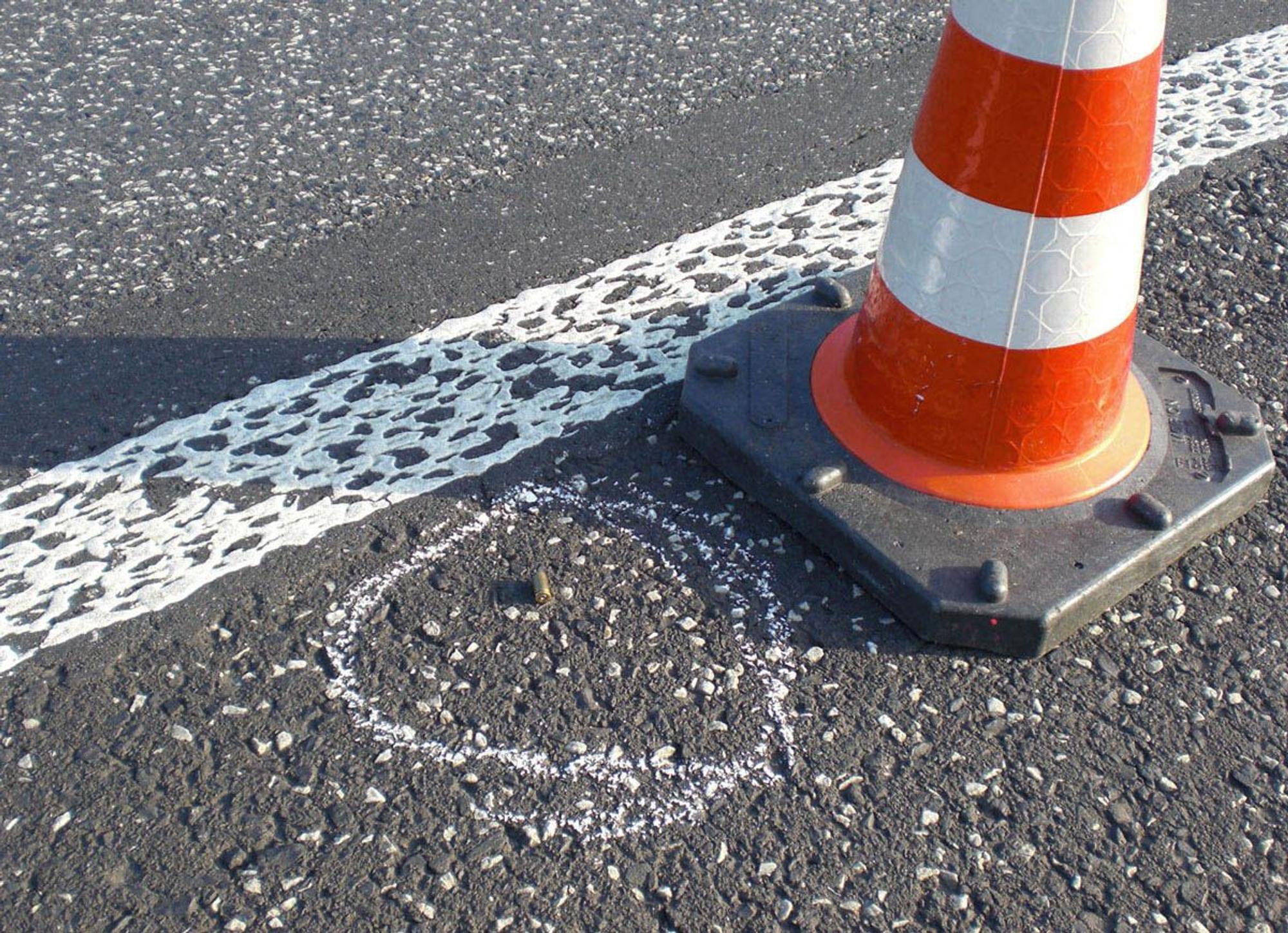 Eine Patronenhülse liegt auf der Straße. (Symbolfoto)