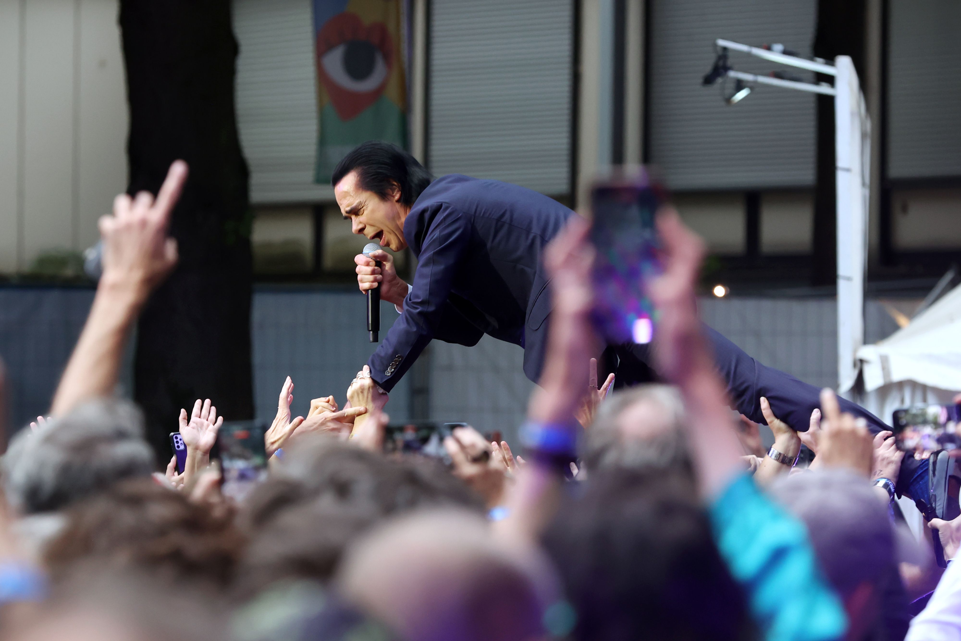 Nick Cave & The Bad Seeds auf dem KunstRasen in Bonn.