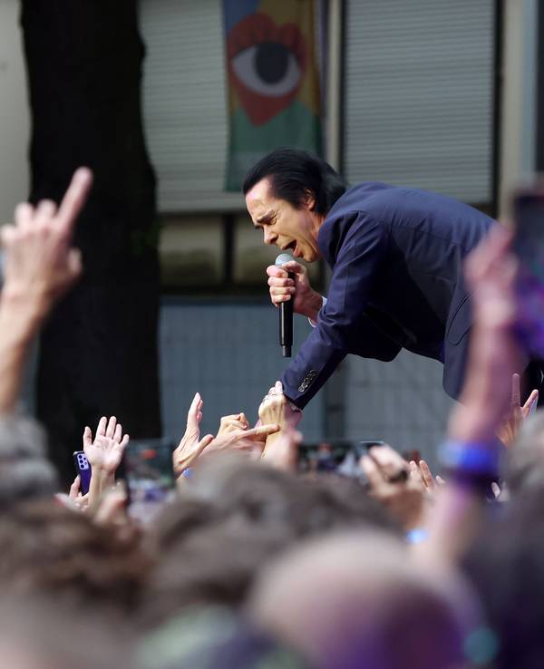 Nick Cave & The Bad Seeds auf dem KunstRasen in Bonn.