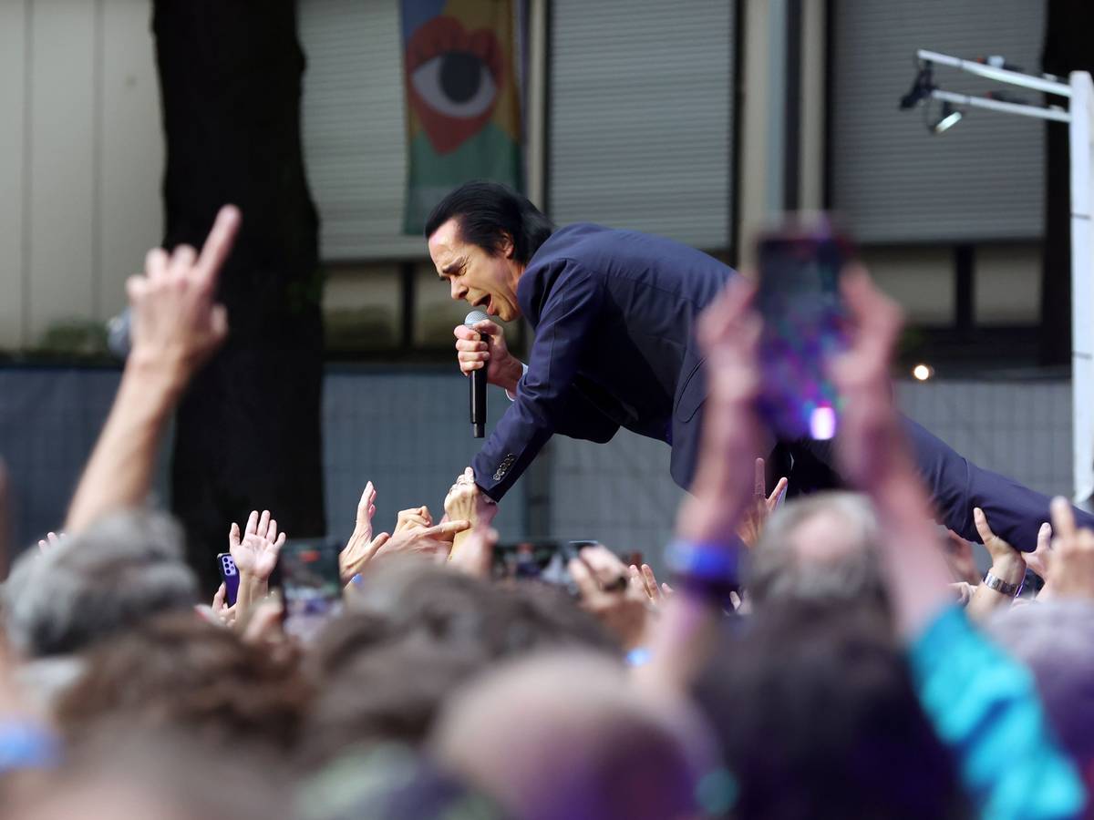 Nick Cave & The Bad Seeds auf dem KunstRasen in Bonn.