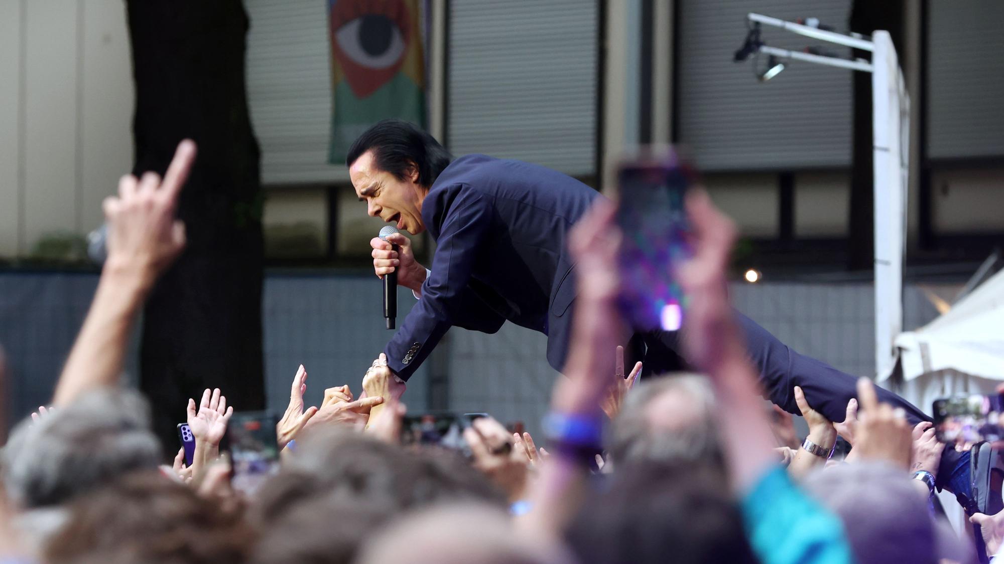 Nick Cave & The Bad Seeds auf dem KunstRasen in Bonn.