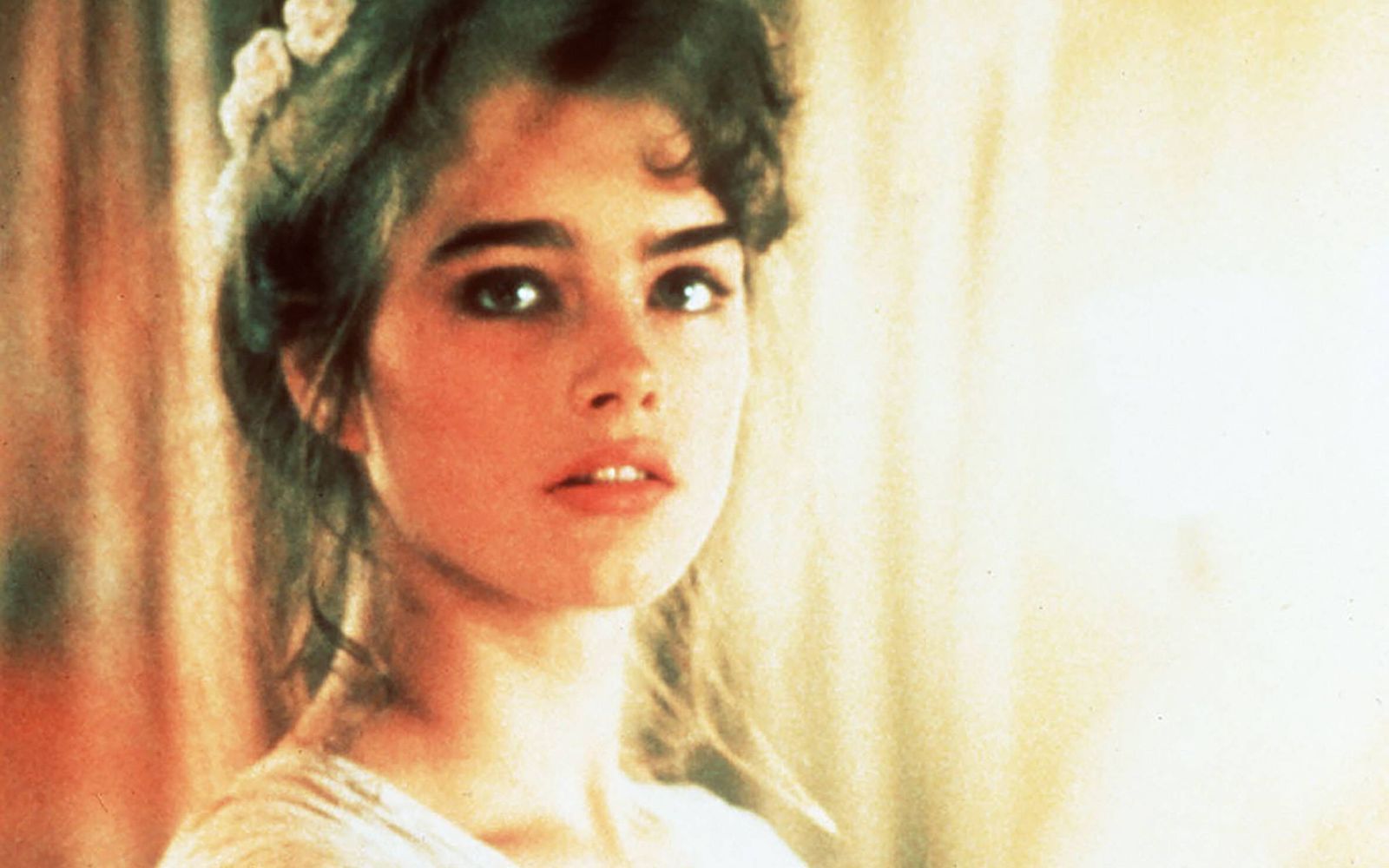 Das „Lolita“-Momentum trug Brooke Shields durch die Anfänge ihrer Karriere. Spätestens mit Franco Zeffirellis „Endlose Liebe“ (Bild, 1981) war das Motiv der minderjährigen, mitunter auch leicht bekleideten Liebenden, erschöpft. (Bild: IMAGO / United Archives)