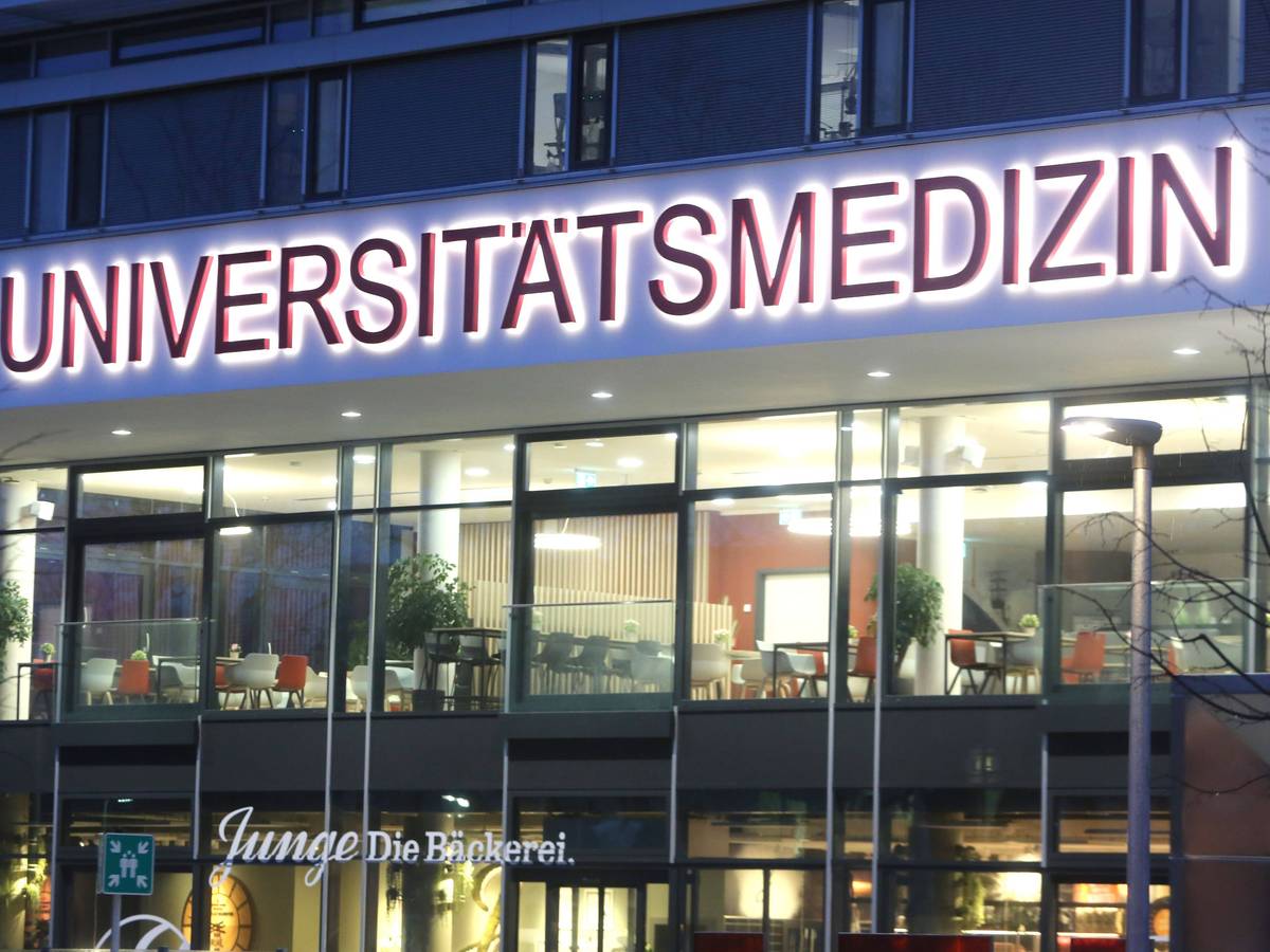 Ein Oberarzt der Rostocker Unimedizin hat rassistische und menschenverachtende Posts eingeräumt und wurde sofort freigestellt. (Archivbild)