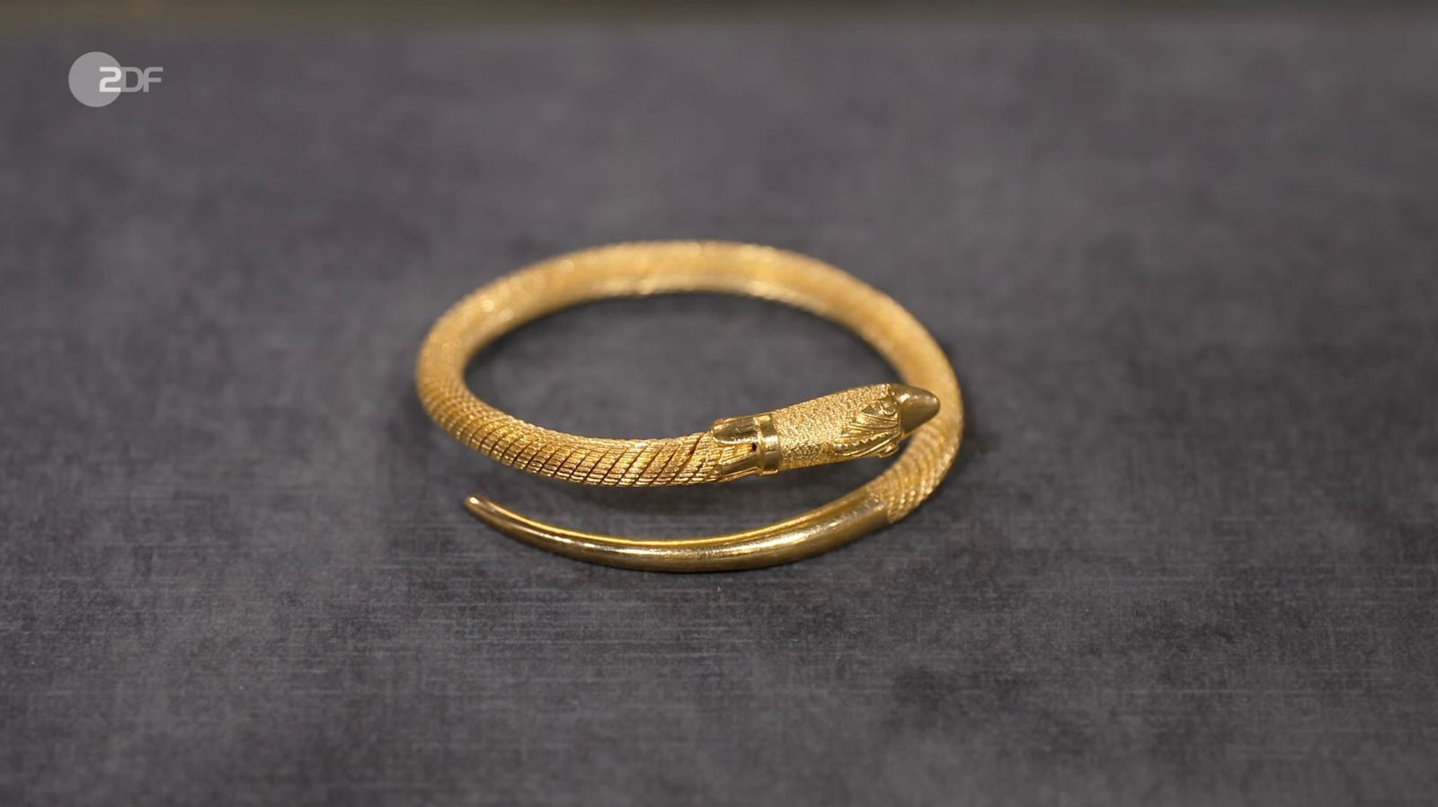 Der Armreif bildete ein Nilkrokodil ab. Dieses hatte im alten Ägypten eine besondere Bedeutung und galt als heiliges Tier.  (Bild: ZDF)