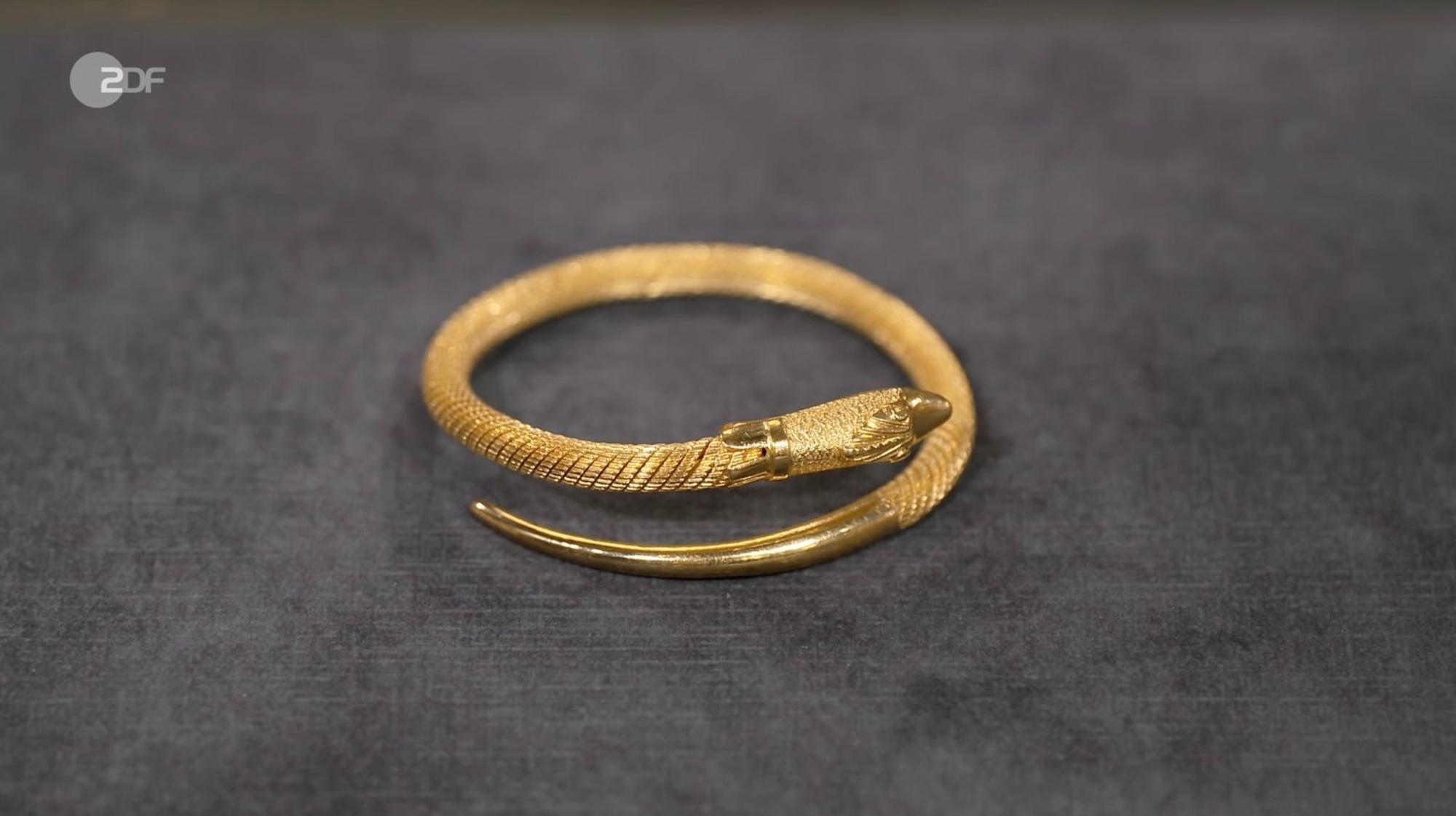 Der Armreif bildete ein Nilkrokodil ab. Dieses hatte im alten Ägypten eine besondere Bedeutung und galt als heiliges Tier. (Bild: ZDF)