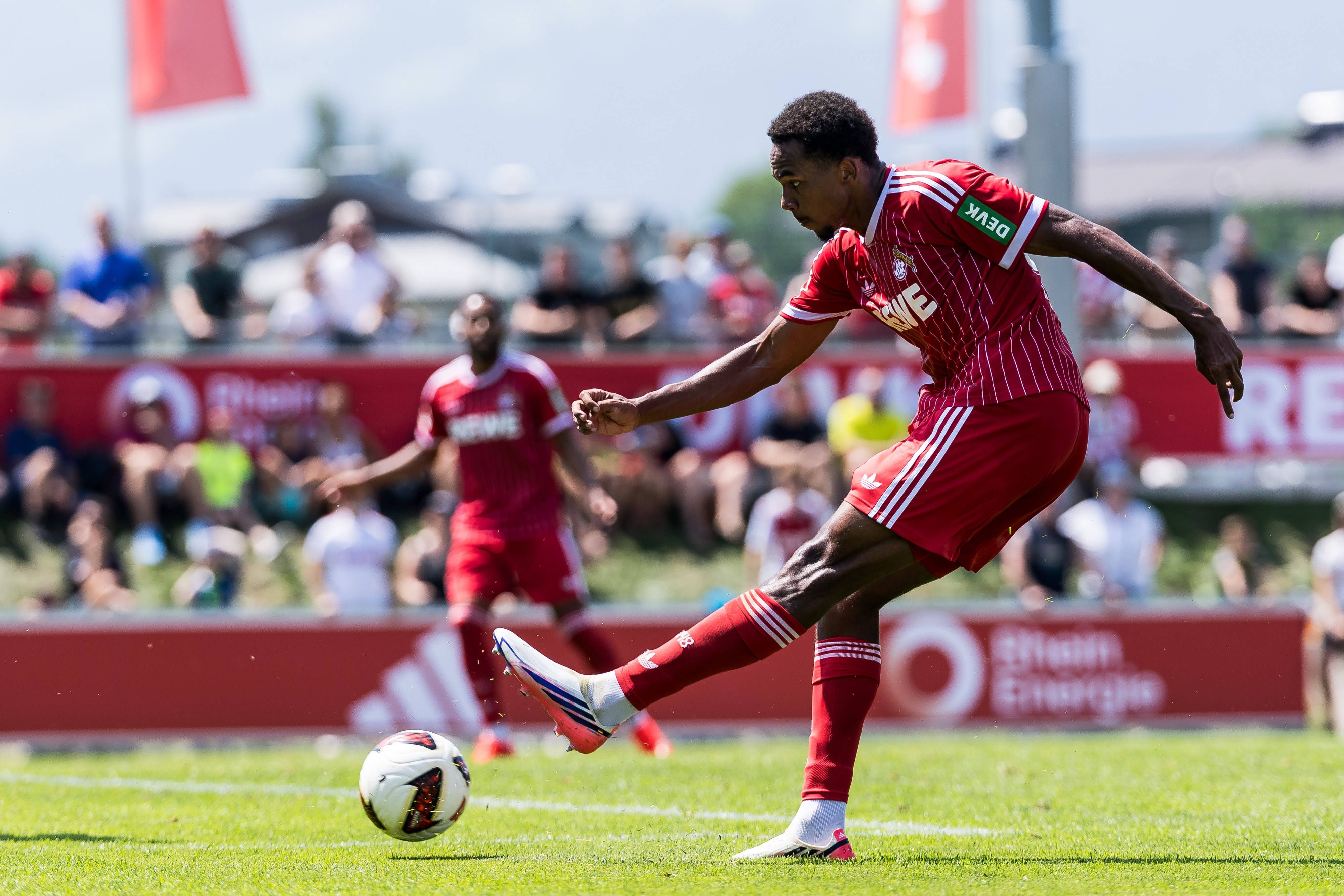 Youssoupha Niang bei einem Testspiel am Ball: