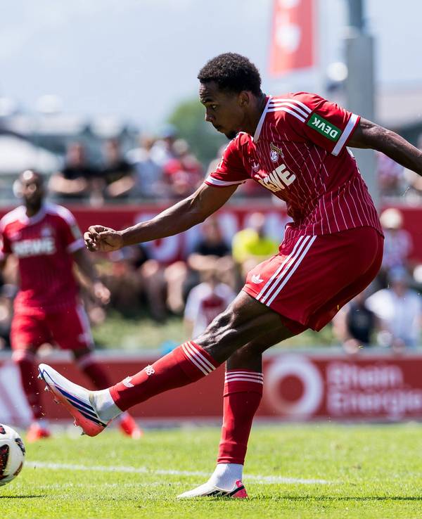 Youssoupha Niang bei einem Testspiel am Ball: