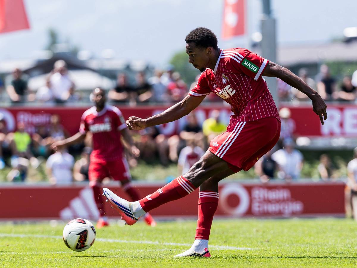 Youssoupha Niang bei einem Testspiel am Ball: