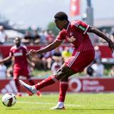 Youssoupha Niang bei einem Testspiel am Ball: