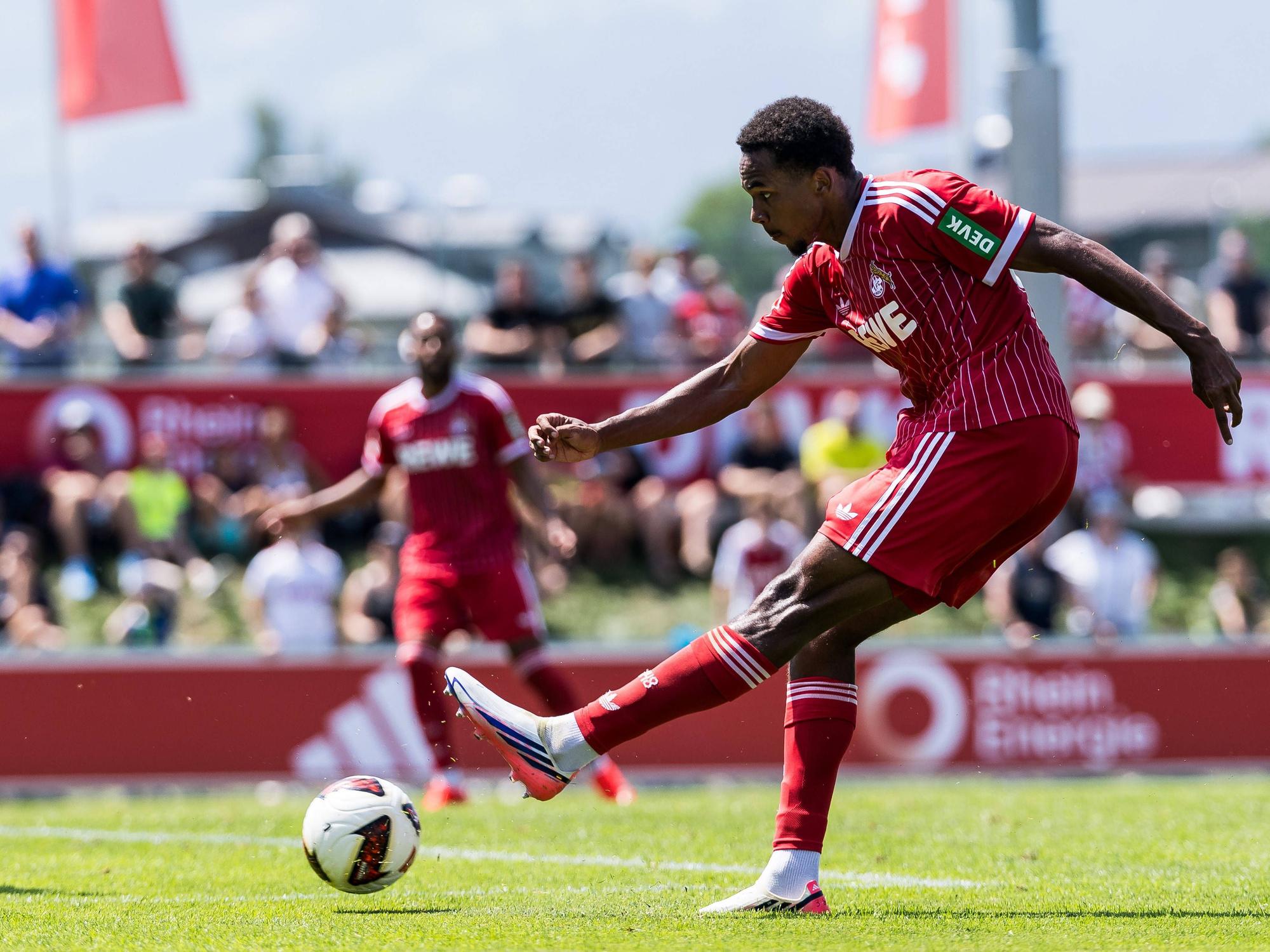 Youssoupha Niang bei einem Testspiel am Ball: