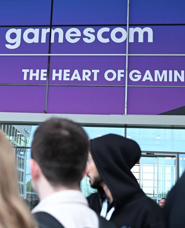Besucherinnen und Besucher stehen am Eingang der Koelnmesse und warten darauf, dass die Gamescom ihre Türen öffnet (Archivbild).