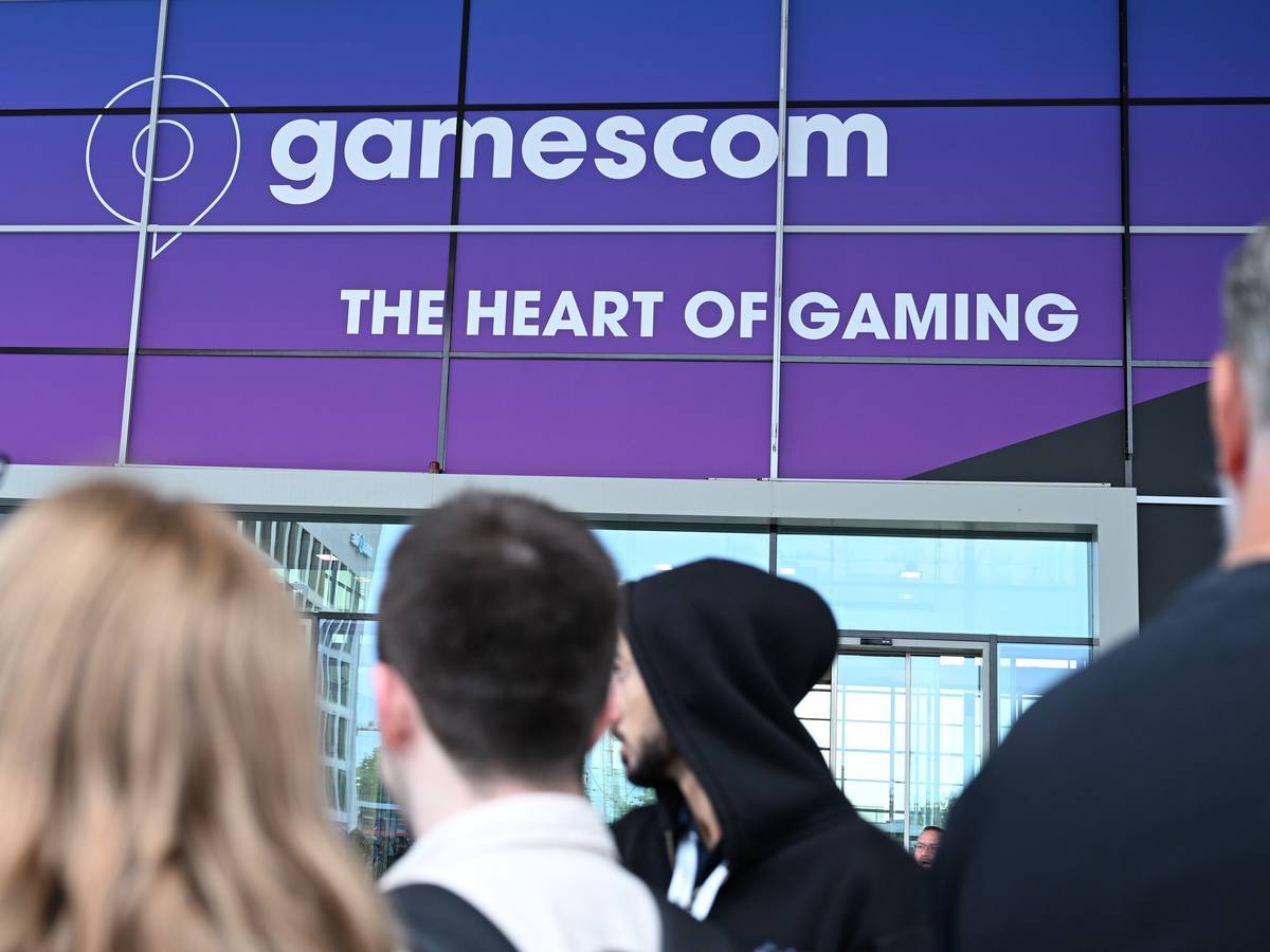 Besucherinnen und Besucher stehen am Eingang der Koelnmesse und warten darauf, dass die Gamescom ihre Türen öffnet (Archivbild).