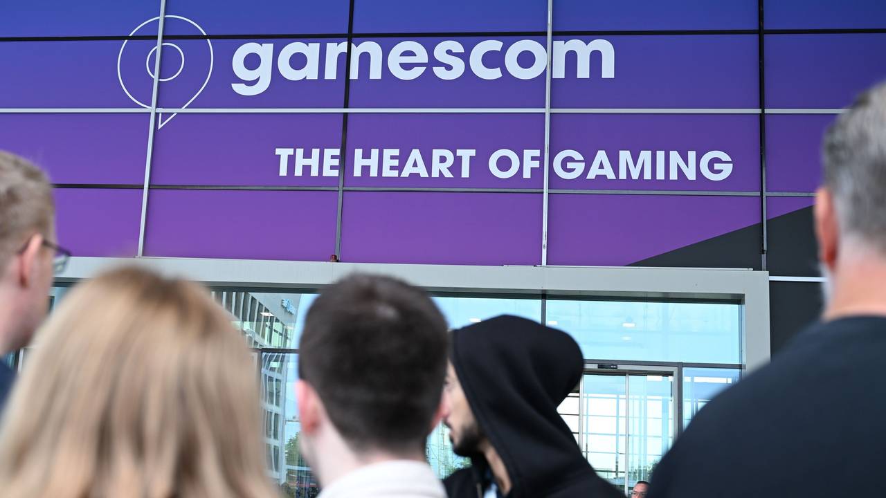 Besucherinnen und Besucher stehen am Eingang der Koelnmesse und warten darauf, dass die Gamescom ihre Türen öffnet (Archivbild).