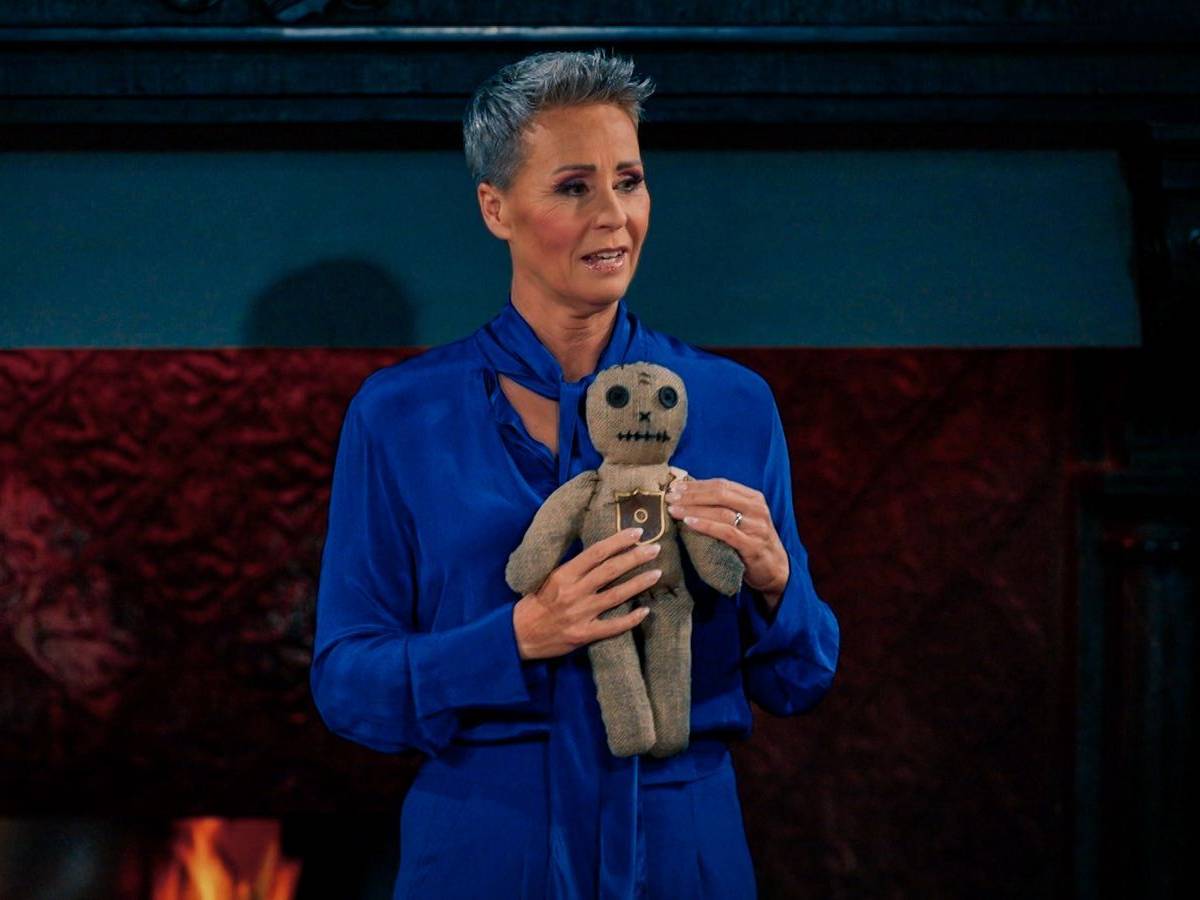 Voodoo im Finale von „Die Verräter“ (RTL) - davon wusste Spielleiterin Sonja Zietlow. Eine andere dramatische Wendung überraschte aber auch sie. (Bild: RTL)