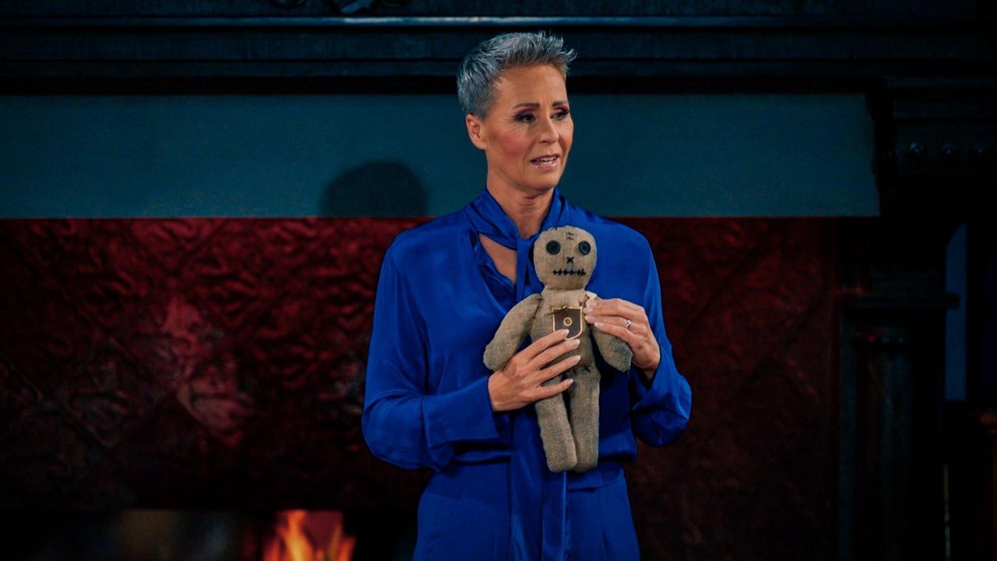 Voodoo im Finale von „Die Verräter“ (RTL) - davon wusste Spielleiterin Sonja Zietlow. Eine andere dramatische Wendung überraschte aber auch sie. (Bild: RTL)