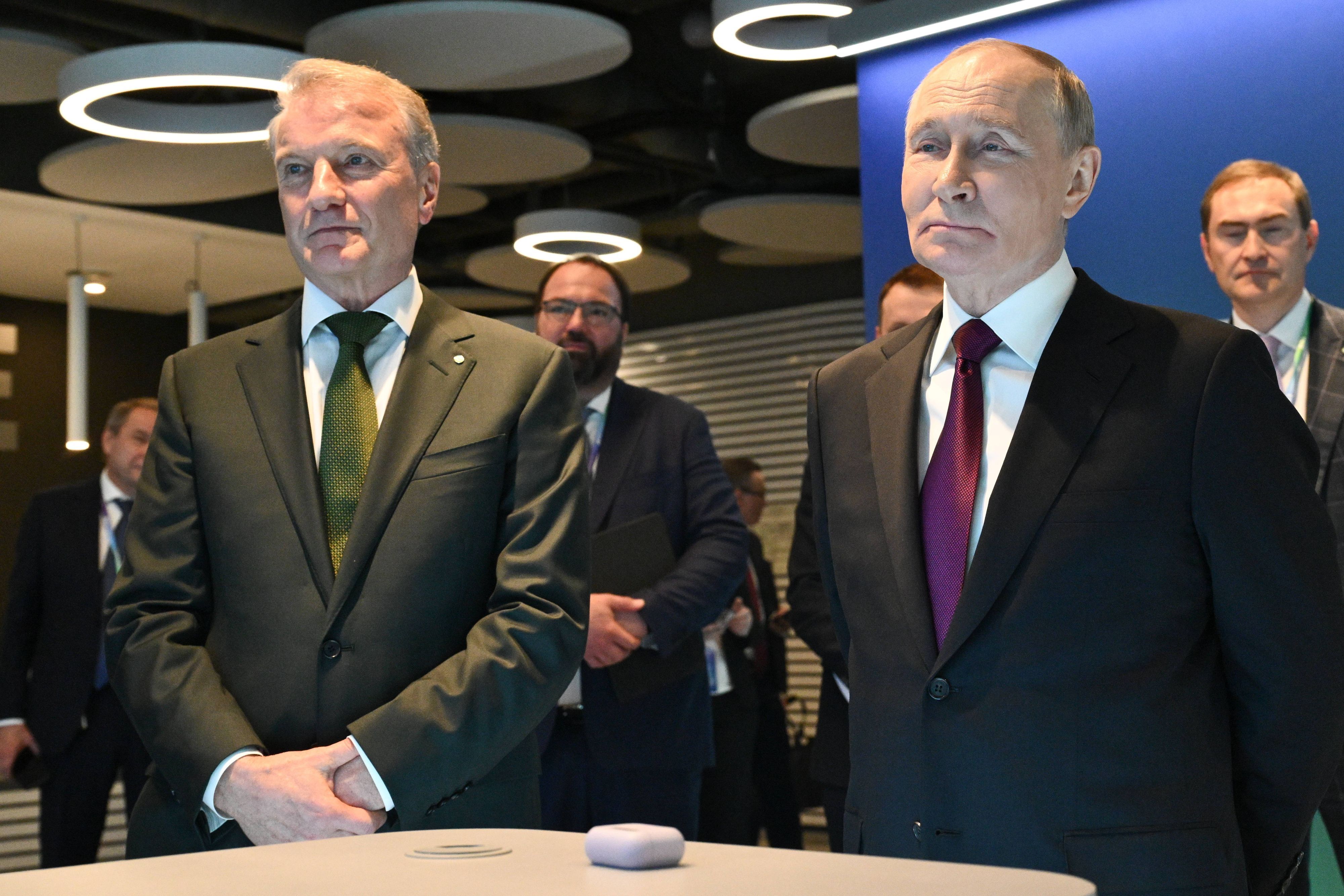 German Gref, Chef der russischen Sberbank (links), neben Präsident Wladimir Putin in Moskau (im November 2025).