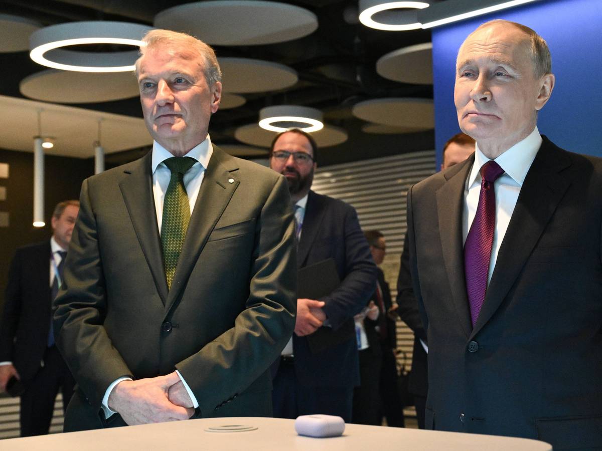 German Gref, Chef der russischen Sberbank (links), neben Präsident Wladimir Putin in Moskau (im November 2025).
