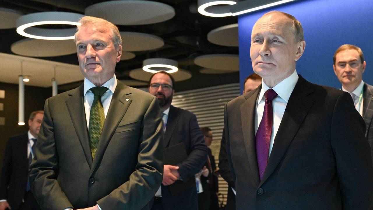 German Gref, Chef der russischen Sberbank (links), neben Präsident Wladimir Putin in Moskau (im November 2025).