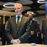 German Gref, Chef der russischen Sberbank (links), neben Präsident Wladimir Putin in Moskau (im November 2025).