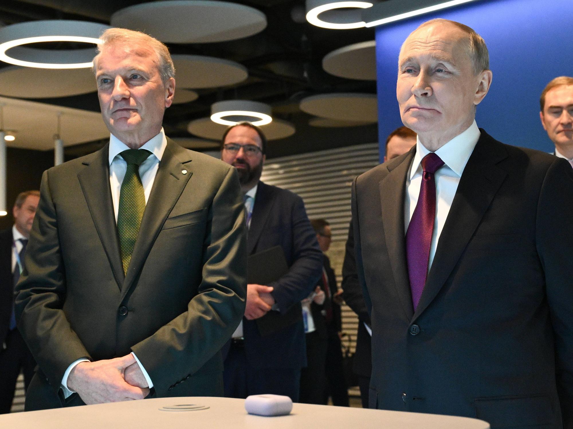 German Gref, Chef der russischen Sberbank (links), neben Präsident Wladimir Putin in Moskau (im November 2025).
