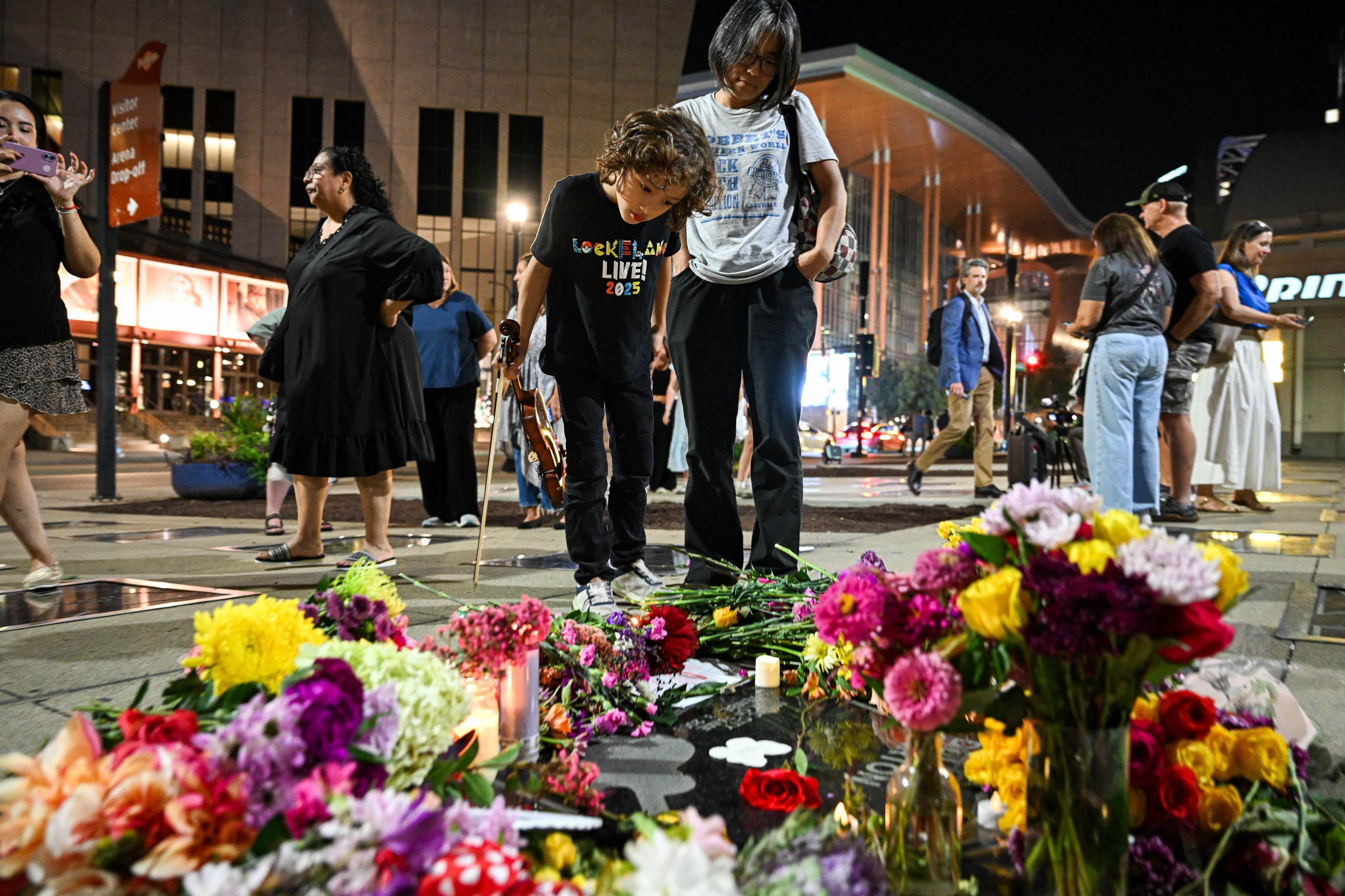 Fans versammeln sich am Stern der verstorbenen US-Sängerin und Songwriterin Dolly Parton auf dem „Music City Walk of Fame“ in Nashville, Tennessee, um ihr die letzte Ehre zu erweisen.