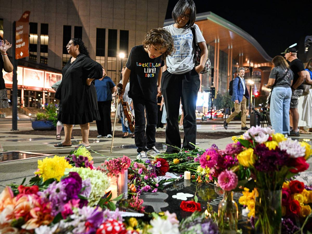 Fans versammeln sich am Stern der verstorbenen US-Sängerin und Songwriterin Dolly Parton auf dem „Music City Walk of Fame“ in Nashville, Tennessee, um ihr die letzte Ehre zu erweisen.