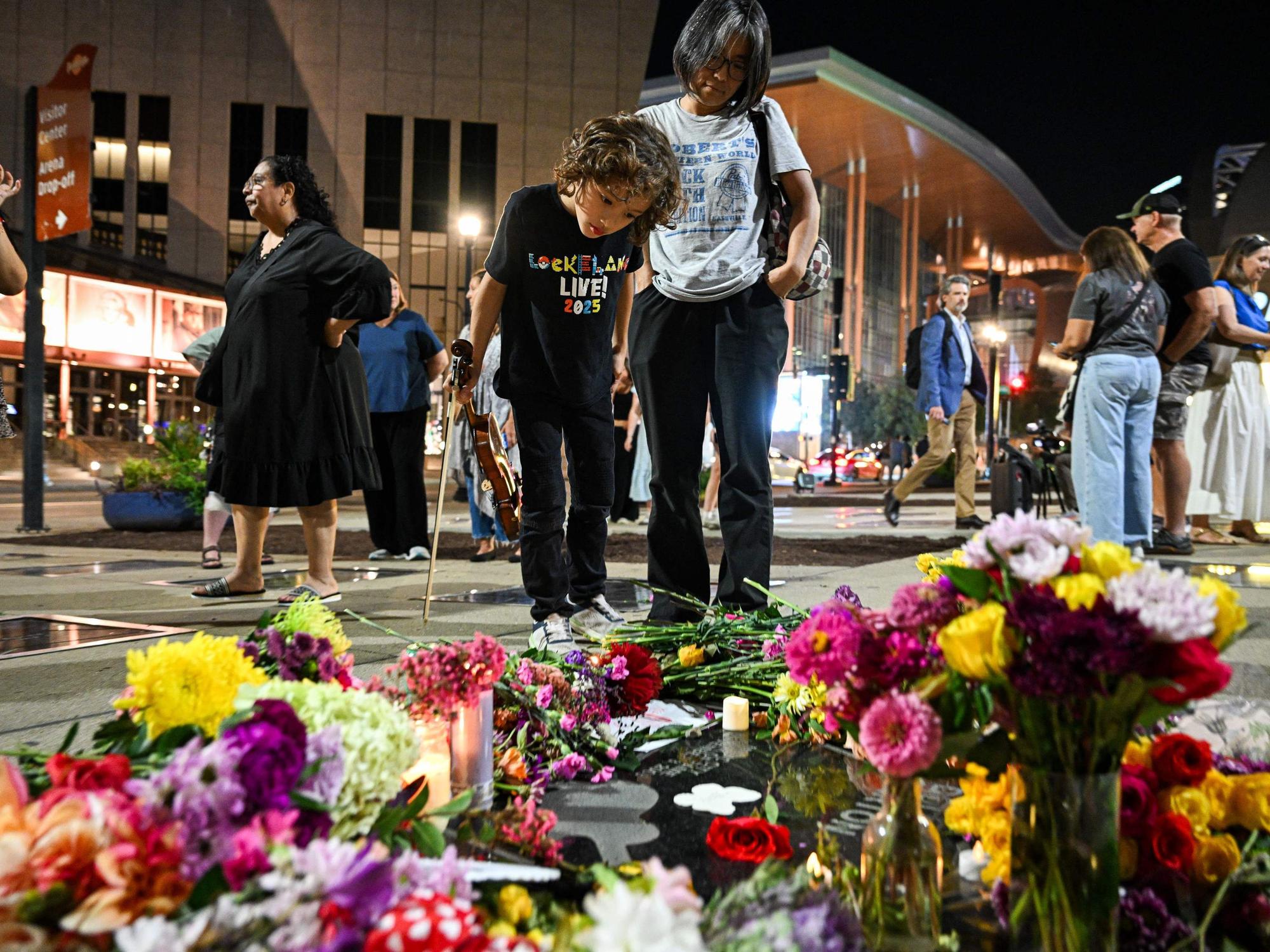 Fans versammeln sich am Stern der verstorbenen US-Sängerin und Songwriterin Dolly Parton auf dem „Music City Walk of Fame“ in Nashville, Tennessee, um ihr die letzte Ehre zu erweisen.