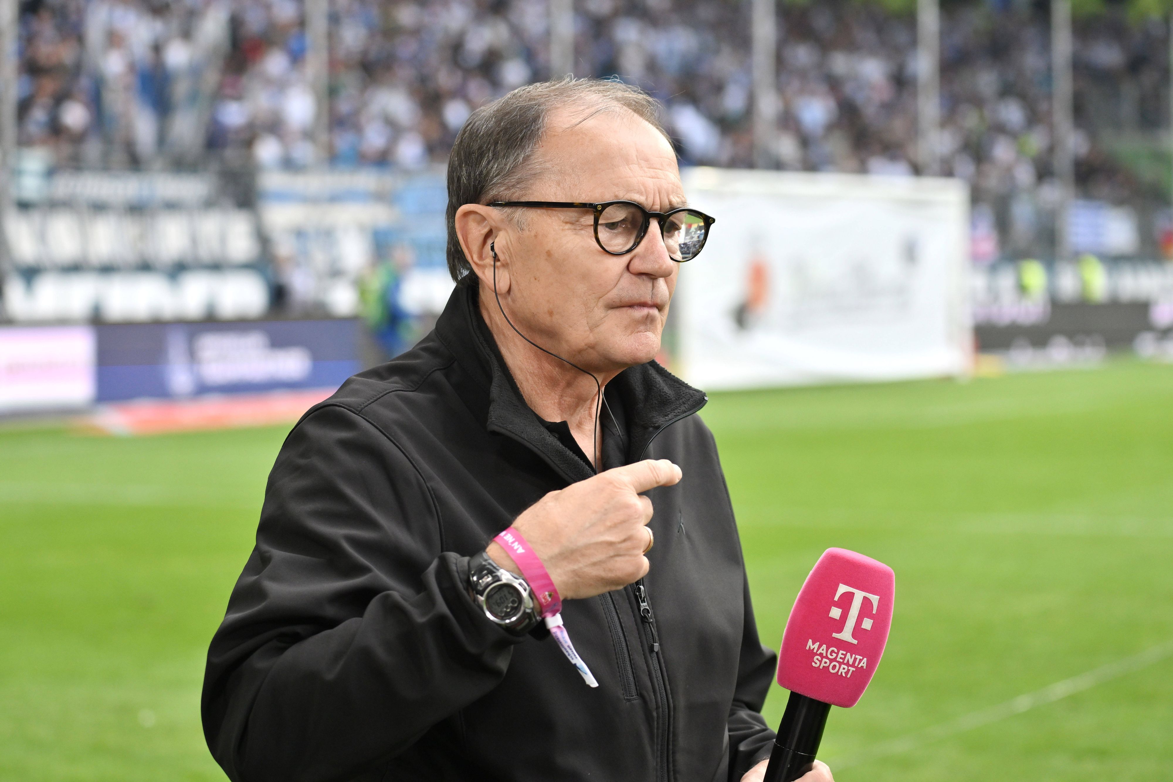Als TV-Experte gestikuliert Ewald Lienen.