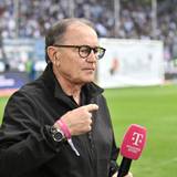 Als TV-Experte gestikuliert Ewald Lienen.