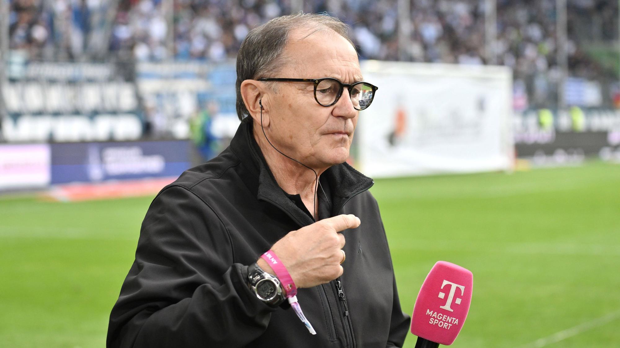 Bei MagentaSport spricht Ewald Lienen als Experte.
