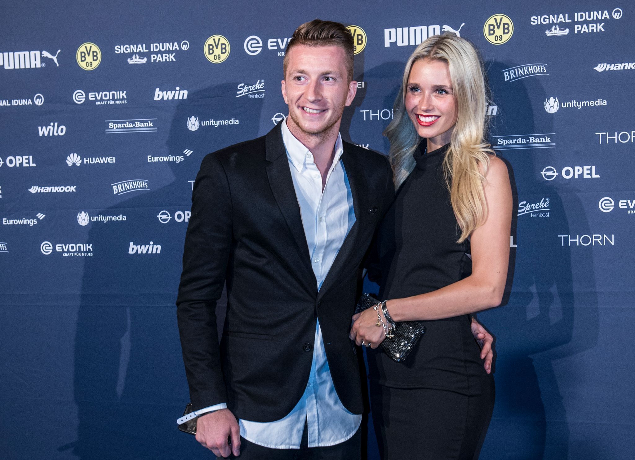 Marco Reus mit Ehefrau Scarlett Gartmann posieren.