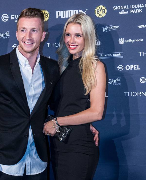 Marco Reus mit Ehefrau Scarlett Gartmann posieren.