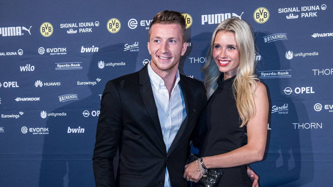 Marco Reus mit Ehefrau Scarlett Gartmann posieren.